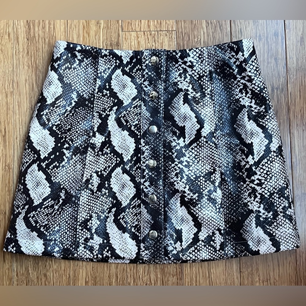 Urban Outfitters Snake skin mini Skirt, Size Small Like New 1119